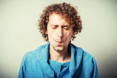 Korkmuş bir adamın portresi