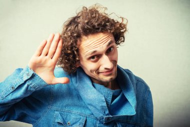 Adam gri arka planda selam veriyor.