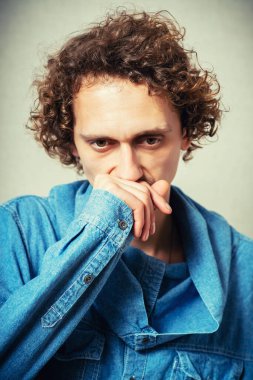 Gri arka planda düşünen adam