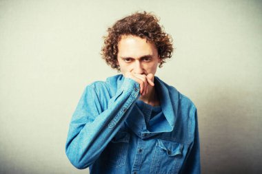 Gri arka planda düşünen adam