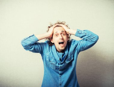 Baş ağrısı olan bir portre adamı.