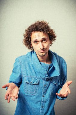 Avucunda bir şey tutan bir adam..