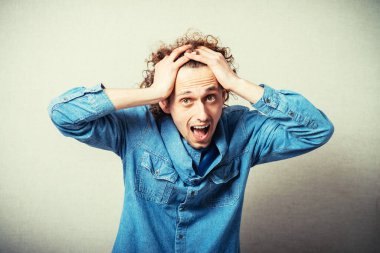 Baş ağrısı olan bir portre adamı.