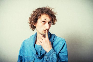 Gri arka planda düşünen adam