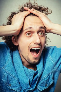 Baş ağrısı olan bir portre adamı.