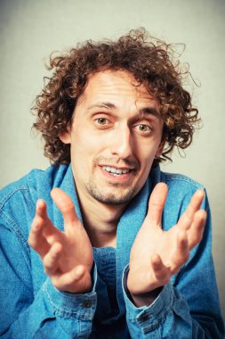 Avucunda bir şey tutan bir adam..