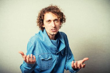 Avucunda bir şey tutan bir adam..