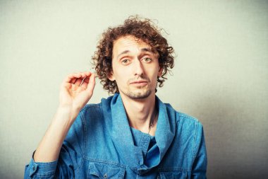 Kıvırcık adam müzisyenleri yönetiyor.