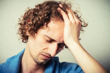 Kıvırcık adam bir hata yaptı ve alnına yapıştı.