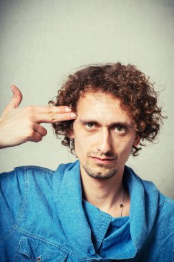 Adam silah yapıyor.