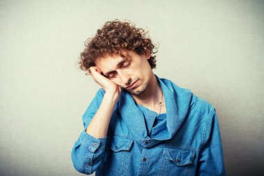 Adam kolunda uyuyor.