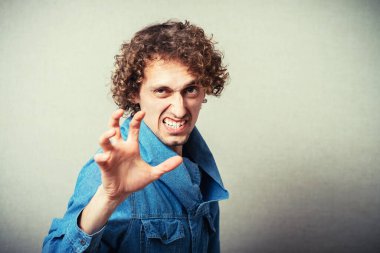 Adam gri arka planda homurdanıyor