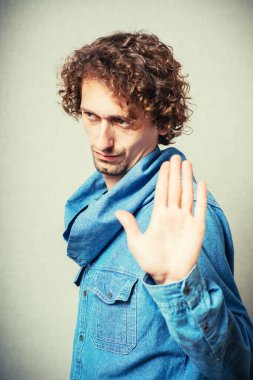 Gri arkaplanda durma gösteren adam