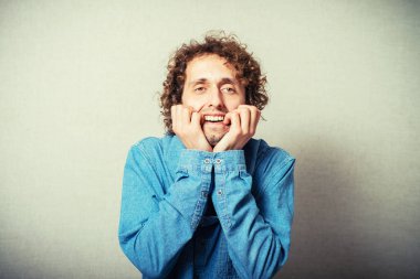 Adam tırnaklarını yiyor.