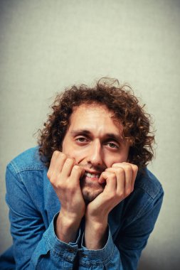 Adam tırnaklarını yiyor.