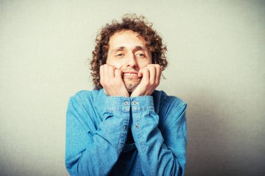 Adam tırnaklarını yiyor.