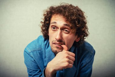 Adam tırnaklarını yiyor.