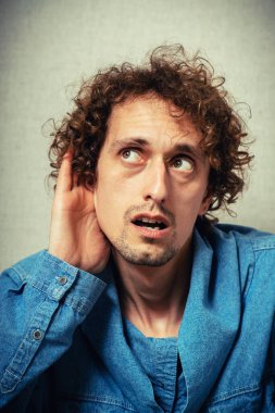 Adam stüdyoda kulak misafiri olmuş.