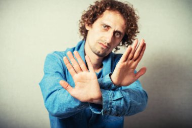 Stüdyo arka planında durma gösteren adam