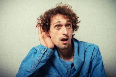 Adam stüdyoda kulak misafiri olmuş.