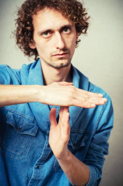 Stüdyo arka planında durma gösteren adam