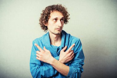 Farklı yönlerde görünen bir adam.