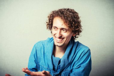 Adam stüdyo arka planında gülüyor