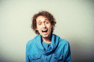 Adam stüdyo arka planında gülüyor