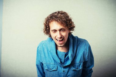 Adam stüdyo arka planında gülüyor