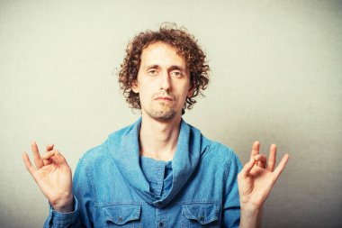 Adam stüdyo geçmişi üzerine meditasyon yapıyor.