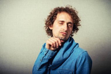 Stüdyoda poz veren adam