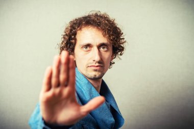 Stüdyo arka planında durma gösteren adam