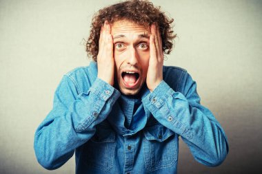 Stüdyo geçmişinde şokta olan bir adam.