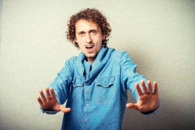 Stüdyo arka planında durma gösteren adam