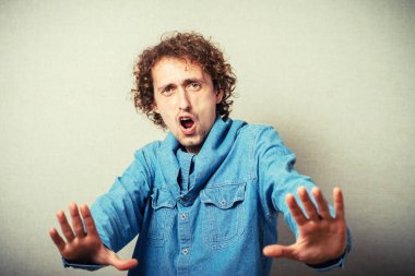 Stüdyo arka planında durma gösteren adam