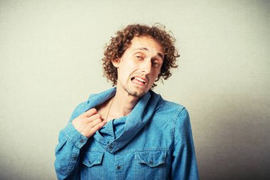 Adam tasmayı çeker.