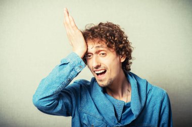 Kıvırcık saçlı adam bir hata yaptı.