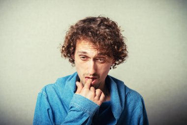 Kıvırcık saçlı adam hasta ve kusuyor.