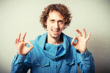 Her şey yolunda! Kıvırcık saçlı adam iyi görünüyor.