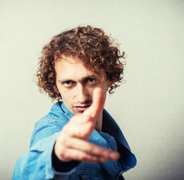 Adam işaret parmağı atıyor.