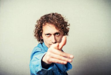 Adam işaret parmağı atıyor.