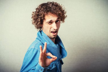 Stüdyo arka planında 