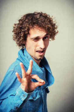 Stüdyo arka planında 