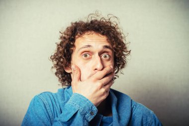 Fotoğraf stüdyosunda poz veren adam. 