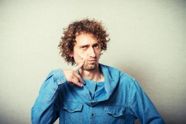 Fotoğraf stüdyosunda poz veren adam. 