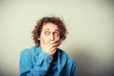 Fotoğraf stüdyosunda poz veren adam. 