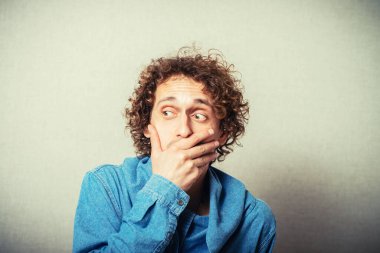 Fotoğraf stüdyosunda poz veren adam. 