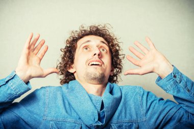 Fotoğraf stüdyosunda poz veren adam. 