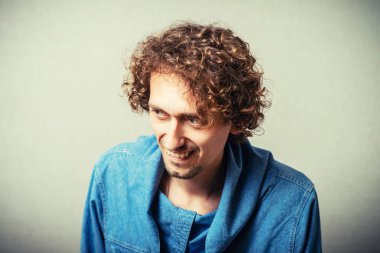 Fotoğraf stüdyosunda poz veren adam. 