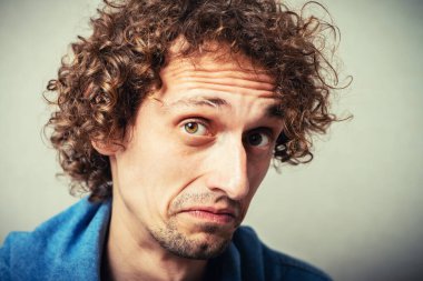 Kıvırcık adamın portresi 